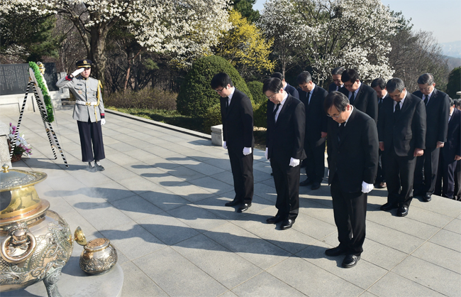 지난 4월 1일 창립 기념일을 맞아 박정희 전 대통령 묘소를 참배하고 있는 권오준 포스코 회장과 그룹사 사장단의 모습. 이 소식은 <포스코신문> 뿐 아니라 포스코 그룹 공식 블로그 '헬로 포스코'를 통해서도 외부에 알려졌다.