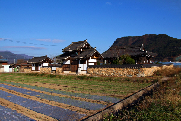 강에 누각이 있다는 경남 산청 강루리(江樓里)는 한때는 경형, 담분, 유취, 매연 등의 6개의 정자가 있었다는 마을이지만 지금은 1919년에 지은 읍청정(揖淸亭) 하나만 남아 있다.