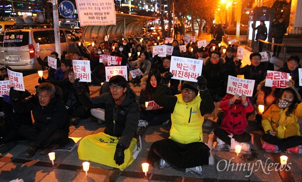 29일 저녁 대전 서구 갤러리아타임월드 백화점 앞에서 열린 제25차 박근혜퇴진 대전시민촛불행동.
