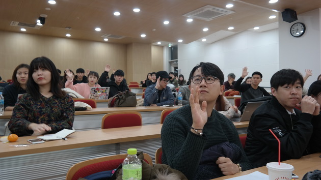 "촛불집회에 한 번이라도 나가봤느냐"는 박주민 의원의 질문에 학생들이 손을 들고 있는 모습