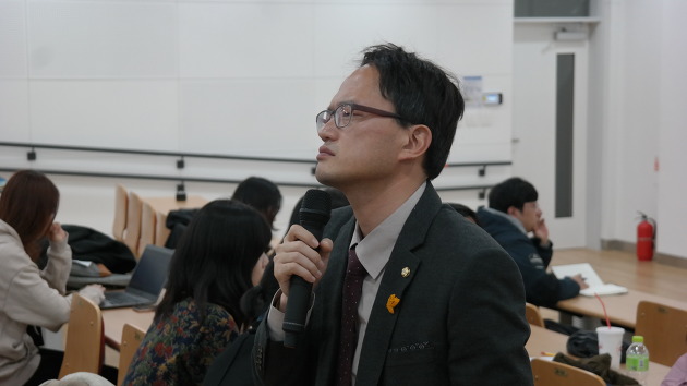 박주민 의원이 학생들의 의견을 경청하고 있다.