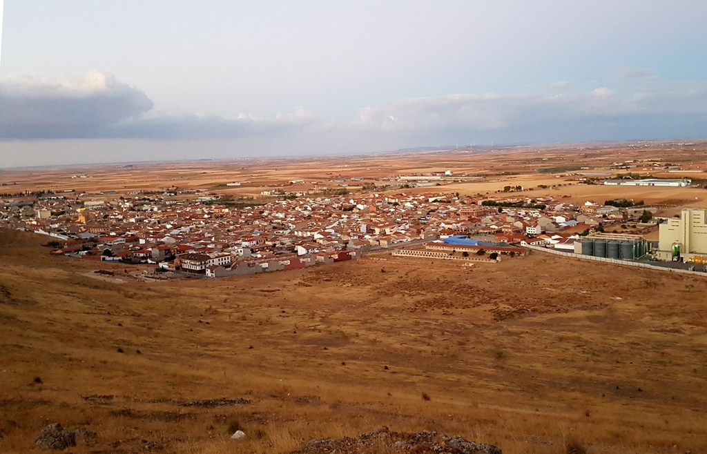  풍차가 있는 곳에서 바라본 라만차 평야에 펼쳐진 마을 