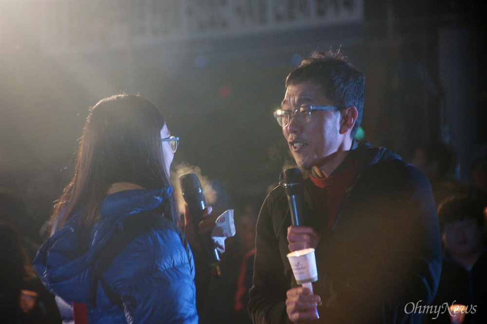 방송인 김제동씨가 26일 오후 대구시 중앙로에서 진행된 만민공동회에서 시민과 함께 대화를 나누고 있다.
