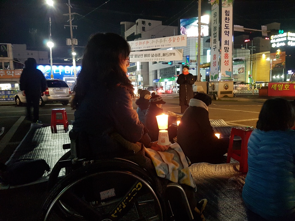 지난 24일 ‘세월호 희생자 추모 및 박근혜퇴진 촉구 홍성지역 촛불집회 및 행진’에 한참가자가 촛불을 들고 있다