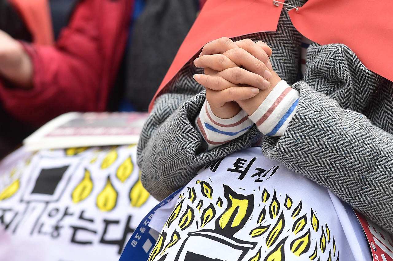 전국교직원노동조합 소속 교사들이 30일 오후 서울 중구 파이낸셜센터 앞에서 '전국교사결의대회'를 개최하고 "국정 역사교과서 폐기, 박근혜 대통령 퇴진"을 요구하고 있다.