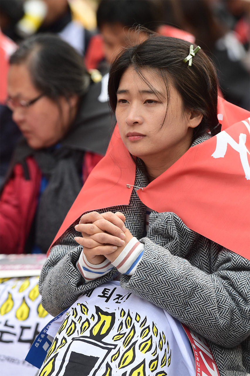 전국교직원노동조합 소속 교사들이 30일 오후 서울 중구 파이낸셜센터 앞에서 '전국교사결의대회'를 개최하고 "국정 역사교과서 폐기, 박근혜 대통령 퇴진"을 요구하고 있다.