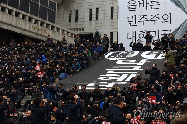 공무원노조 '박근혜정권 사망 선포' '박근헤퇴진, 박근혜정책폐기 1차 국민불복종 총파업의날'인 30일 오후 세종문화회관앞에 모인 전국공무원노동조합 소속 공무원들이 박근혜 퇴진을 요구하며 '박근혜 정권 사망 선포' 집회를 열고 있다. 공무원들은 얼굴노출에 따른 불이익을 막기 위해 마스크를 착용한 채 참석하고 있다.