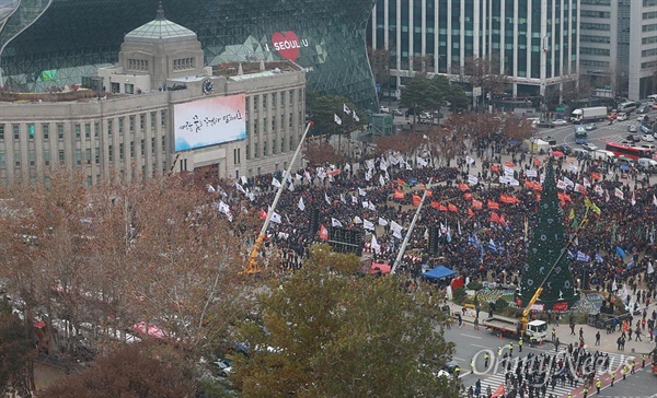 박근혜 퇴진 위해 모든 일손 놓고 거리로 나온 시민들 민주노총 조합원과 농민, 중소상인, 노점상, 학생들이 30일 오후 서울 종로구 서울시청광장에서 열린 1차 총파업 대회'에 참석해 박근혜 대통령 퇴진과 노동개악정책 폐기를 요구하고 있다.
이날 이들은 "박근혜 정권 퇴진과 함께 공범이자 몸통인 재벌총수 구속, 전경련 해체 그리고 부역정당 새누리당을 해체해야 한다"며 "공범자, 부역자를 제대로 청산하지 못한다면 제2, 제3의 박근혜가 다시 나타날 것이다"고 규탄했다.