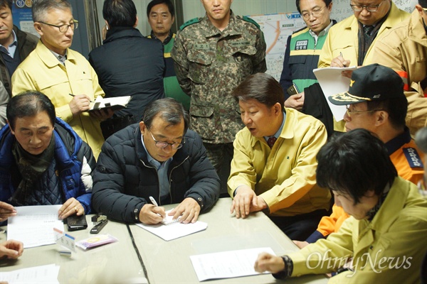  이정현 새누리당 대표가 30일 오후 3시 55분쯤 서문시장을 찾아 권영진 대구시장과 함께 대응책을 논의했다.