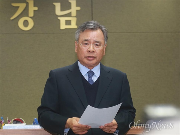 2016년 11월 30일 박영수 당시 특검이 서울 서초구  법무법인 강남에서 기자회견을 하고 있다.
