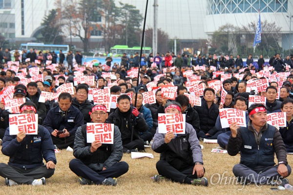  민주노총 경남본부는 30일 오후 창원광장에서 '박근혜 즉각퇴진, 박근혜정책 전면 폐기, 총파업대회"를 열었다.