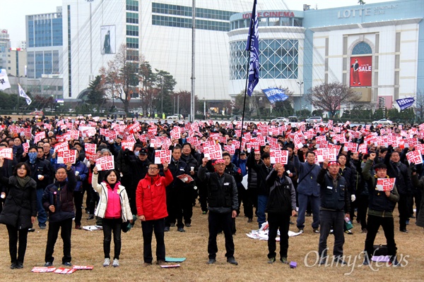 민주노총 경남본부는 30일 오후 창원광장에서 '박근혜 즉각퇴진, 박근혜정책 전면 폐기, 총파업대회"를 열었다.