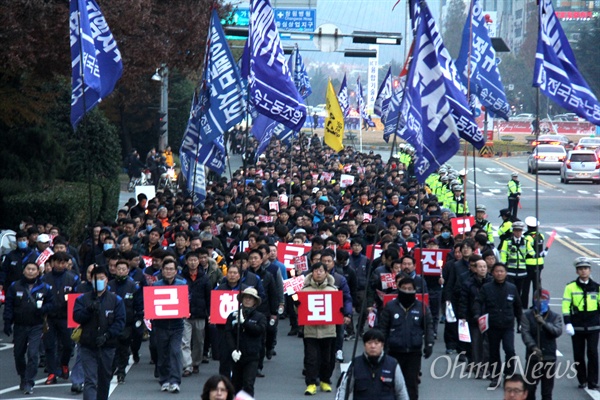 민주노총 경남본부는 30일 오후 창원광장에서 '박근혜 즉각퇴진, 박근혜정책 전면 폐기, 총파업대회"를 연 뒤, 새누리당 경남도당 앞까지 거리행진했다