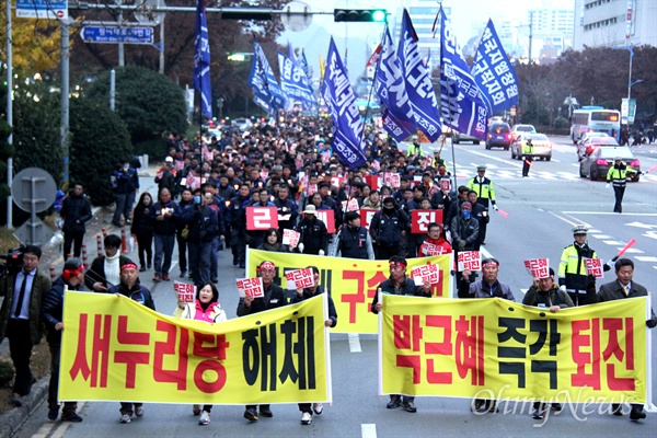 민주노총 경남본부는 30일 오후 창원광장에서 '박근혜 즉각퇴진, 박근혜정책 전면 폐기, 총파업대회"를 연 뒤, 새누리당 경남도당 앞까지 거리행진했다