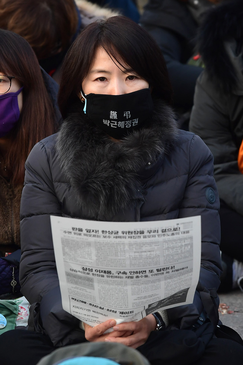  전국민주노동조합총연맹 (이하 민주노총) 조합원들이 30일 오후 민주노총  창립 21년만에 정권퇴진을 요구하는 정치 총파업을 진행한후 서울시청광장에서 '박근혜 즉각 퇴진! 민주노총 총파업대회'를 개최하고 있다.