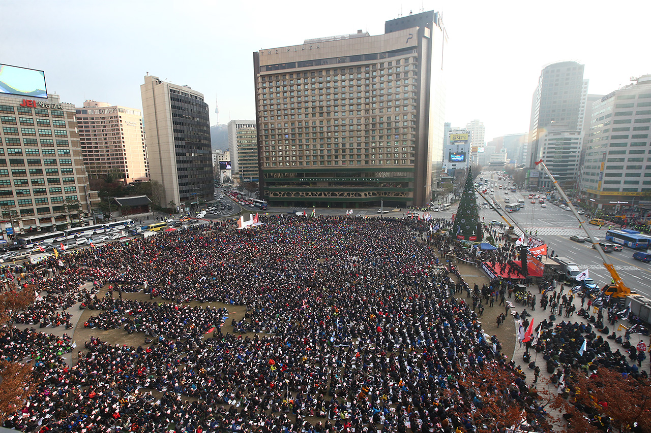  전국민주노동조합총연맹 (이하 민주노총) 조합원들이 30일 오후 민주노총  창립 21년만에 정권퇴진을 요구하는 정치 총파업을 진행한후 서울시청광장에서 '박근혜 즉각 퇴진! 민주노총 총파업대회'를 개최하고 있다.