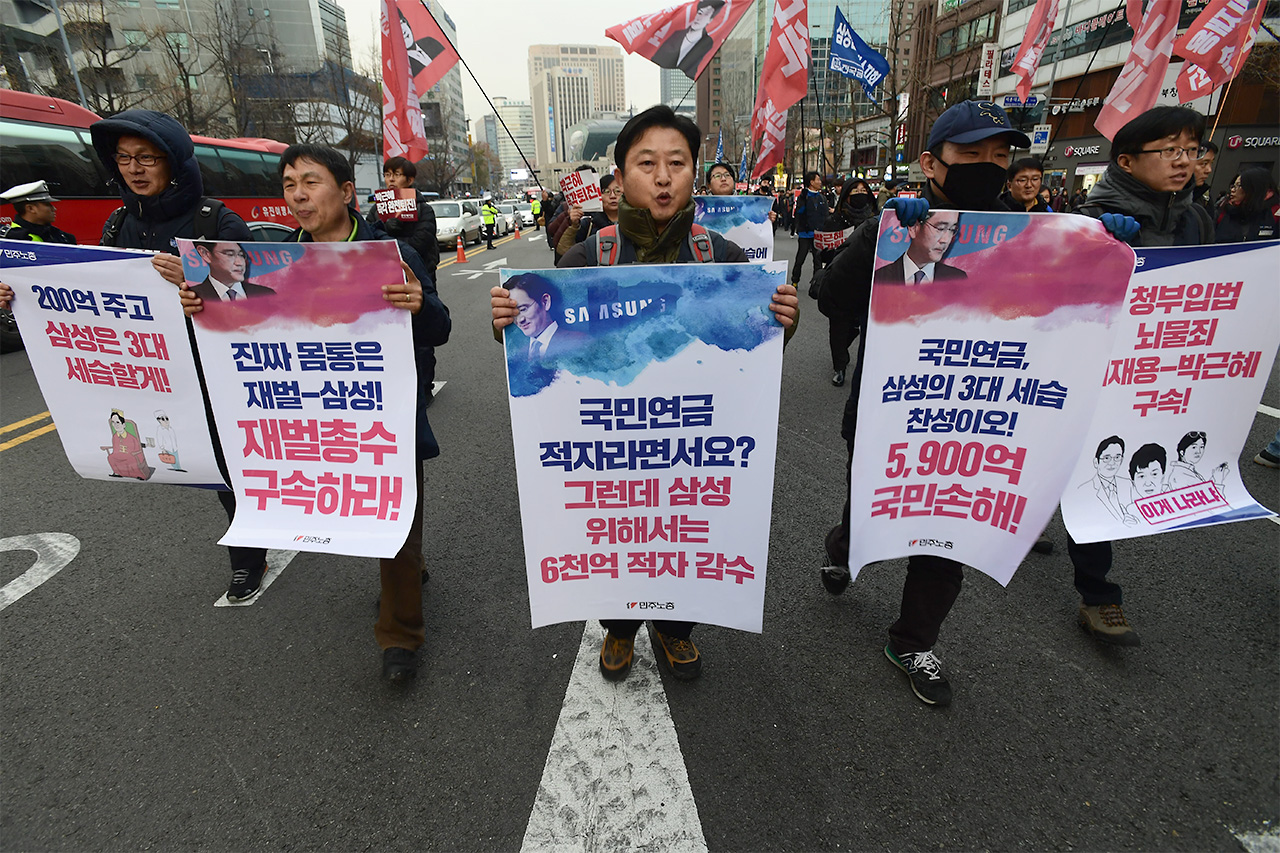  
전국민주노동조합총연맹 (이하 민주노총) 조합원들이 30일 오후 서울시청광장에서 '박근혜 즉각 퇴진! 민주노총 총파업대회'를 마친후 "박근혜 불법정권 즉각 퇴진, 박근혜 정책 전면 폐기"를 요구하며 남대문과 을지로 그리고 종로를 거쳐 광화문광장까지 거리행진을 펼치고 있다.