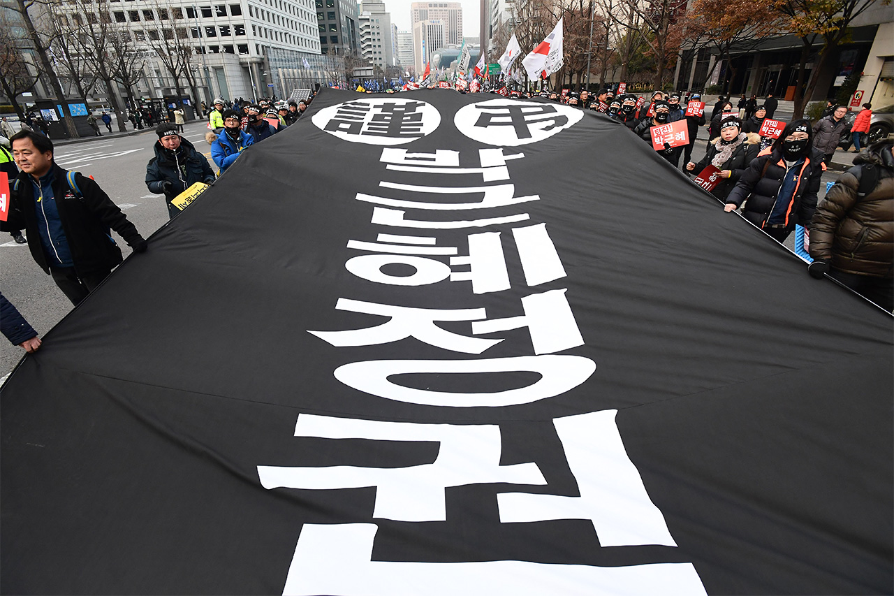  
전국민주노동조합총연맹 (이하 민주노총) 조합원들이 30일 오후 서울시청광장에서 '박근혜 즉각 퇴진! 민주노총 총파업대회'를 마친후 "박근혜 불법정권 즉각 퇴진, 박근혜 정책 전면 폐기"를 요구하며 남대문과 을지로 그리고 종로를 거쳐 광화문광장까지 거리행진을 펼치고 있다.