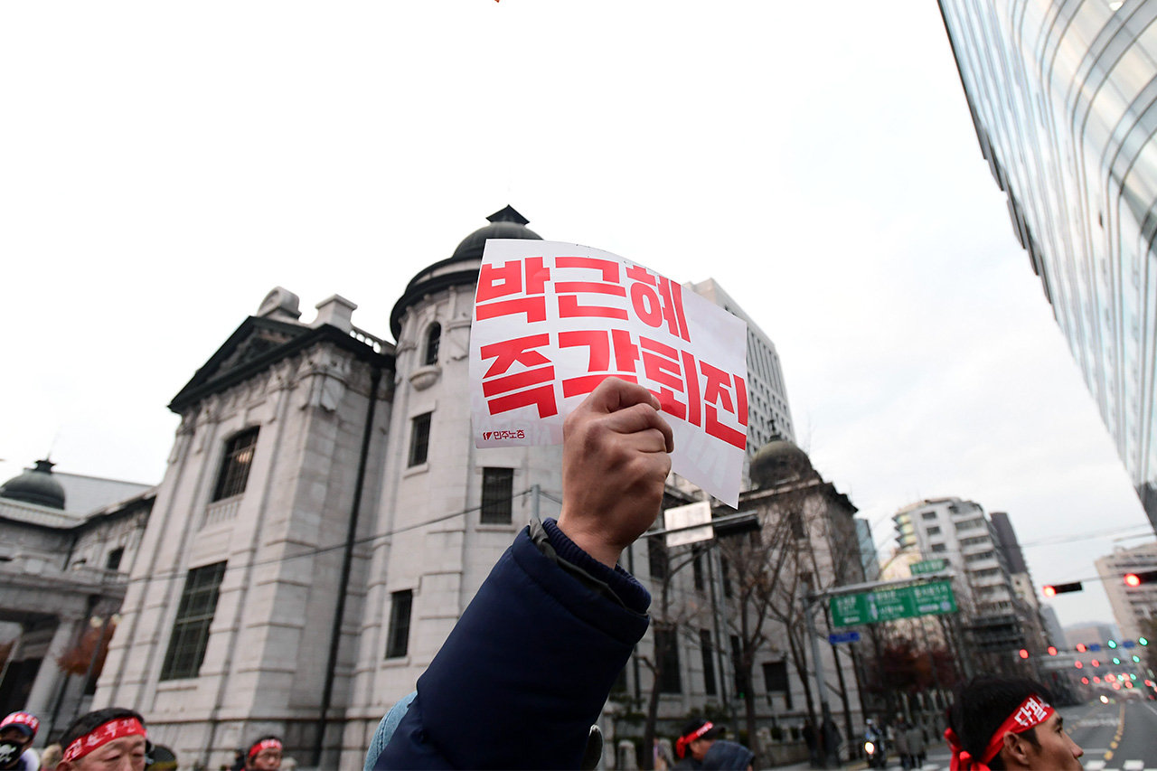  
전국민주노동조합총연맹 (이하 민주노총) 조합원들이 30일 오후 서울시청광장에서 '박근혜 즉각 퇴진! 민주노총 총파업대회'를 마친후 "박근혜 불법정권 즉각 퇴진, 박근혜 정책 전면 폐기"를 요구하며 남대문과 을지로 그리고 종로를 거쳐 광화문광장까지 거리행진을 펼치고 있다.