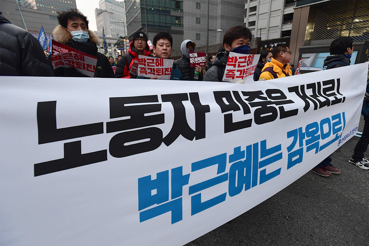  
전국민주노동조합총연맹 (이하 민주노총) 조합원들이 30일 오후 서울시청광장에서 '박근혜 즉각 퇴진! 민주노총 총파업대회'를 마친후 "박근혜 불법정권 즉각 퇴진, 박근혜 정책 전면 폐기"를 요구하며 남대문과 을지로 그리고 종로를 거쳐 광화문광장까지 거리행진을 펼치고 있다.