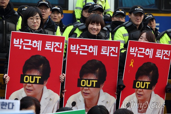 "단 하루도 용납 못해!" '박근헤퇴진, 박근혜정책폐기 1차 국민불복종 총파업의날'인 30일 오후 청와대와 200미터 지점인 청운효자주민센터앞에서는 세종문화회관부터 행진해온 시민단체 회원들이 박근혜 즉각퇴진 촉구 집회를 열고 있다.