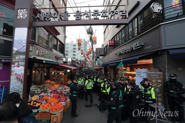 음식거리 가득메운 진압경찰들 '박근헤퇴진, 박근혜정책폐기 1차 국민불복종 총파업의날'인 30일 오후 청와대와 수백미터 떨어진 경복궁역 부근 세종마을 음식문화거리 좁은 골목길에 진압 경찰이 빼곡하게 들어가 대기하고 있다.