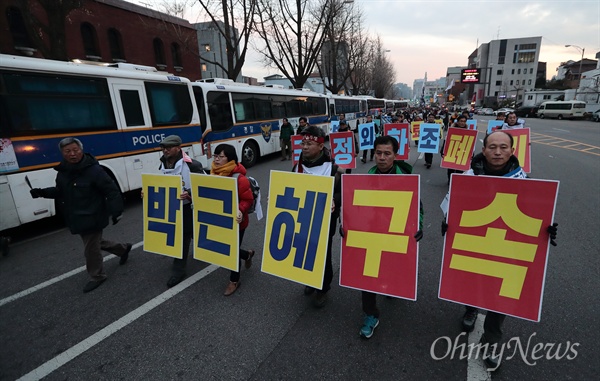 청와대 200미터앞 전교조 집회 '박근헤퇴진, 박근혜정책폐기 1차 국민불복종 총파업의날'인 30일 오후 서울광장에서 열린 민주노총 총파업집회에 참석했던 전교조 조합원들이 청와대와 200미터 떨어진 청운효자주민센터까지 행진하고 있다.