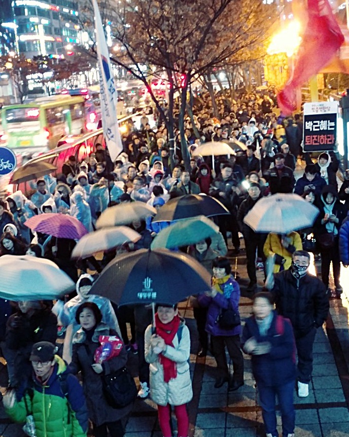 30일 오후 7시가 되자 대전타임월드백화점에서는 어김없이 박근혜퇴진 대전시민촛불행동 행사가 시작됐다. 26번째 촛불이다