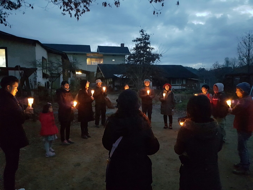 홍성군 홍동면 마을주민 20여명이 촛불을 밝히고 있다.