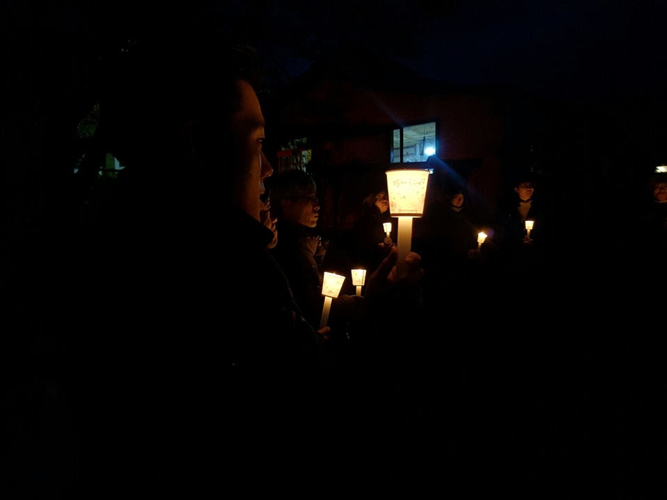 홍동면 '홍동번개촛불'에서 한참석자가 촛불을 밝히고 있다.