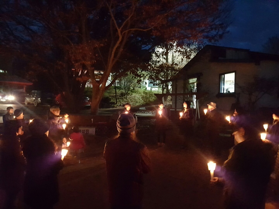 홍동면 마을주민 20여명이 밝히는 촛불