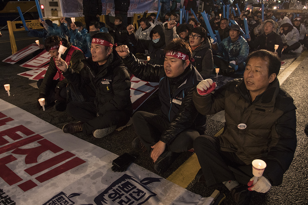  30일 충남 천안시 동남구 종합터미널에서 총파업-시민불복종 집회가 열렸다. 사진 맨 왼쪽에서 두 번째가 민주노총 세종충남본부 문용민 본부장 직무대행.