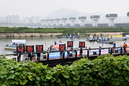 부산경남 어민들이 보를 열어 낙동강을 살려내라며 지난 여름 선상시위를 벌이고 있다. 