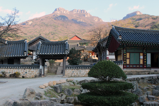 두륜산의 위용을 배경으로 자리잡고 있는 대흥사는 대단한 풍경을 자랑하는 사찰이다. 대흥사 일원은 국가 명승으로 지정되어 있다. 