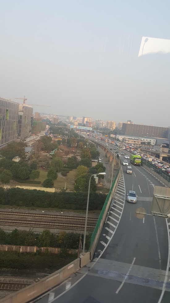 공항버스로 푸동공항으로 가는 길의 상하이 시내 풍경
