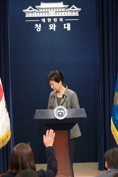 박근혜 대통령이 지난달 29일 오후 청와대 춘추관 대브리핑실에서 제3차 대국민담화를 발표한 뒤 돌아서자 한 기자가 손을 들어 질문이 있다고 표시하고 있다.
