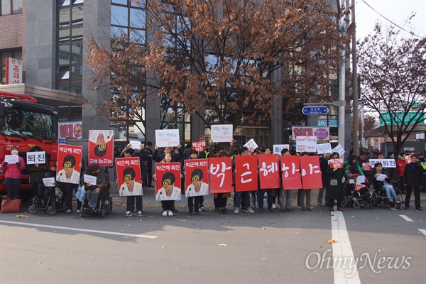 대구지역 시민단체 회원 40여 명이 1일 오후 1시부터 동산네거리에서 박근혜 대통령의 서문시장 방문에 항의하는 피켓시위를 하고 있다.