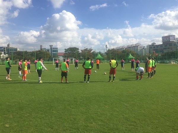 천연잔디 구장에서 축구, 축구 동호인들