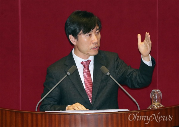 하태경 새누리당 의원이 1일 오후 국회 본회의장에서 5분 자유발언을 통해 박근혜 대통령의 퇴진 시점에 대해 야당도 협상에 나설 것을 주문하고 있다. 