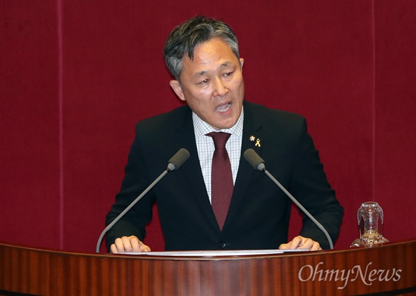 표창원 더불어민주당 의원이 1일 오후 국회 본회의장에서 5분 자유발언을 통해 박근혜 대통령에 대한 탄핵안 의결을 촉구하고 있다. 
