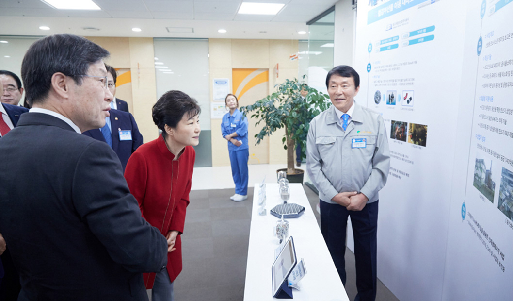 지난 해 9월 29일, 포항창조경제혁신센터를 방문한 박근혜 대통령이 권오준 포스코 회장과 함께 전시물을 관람하고 있다