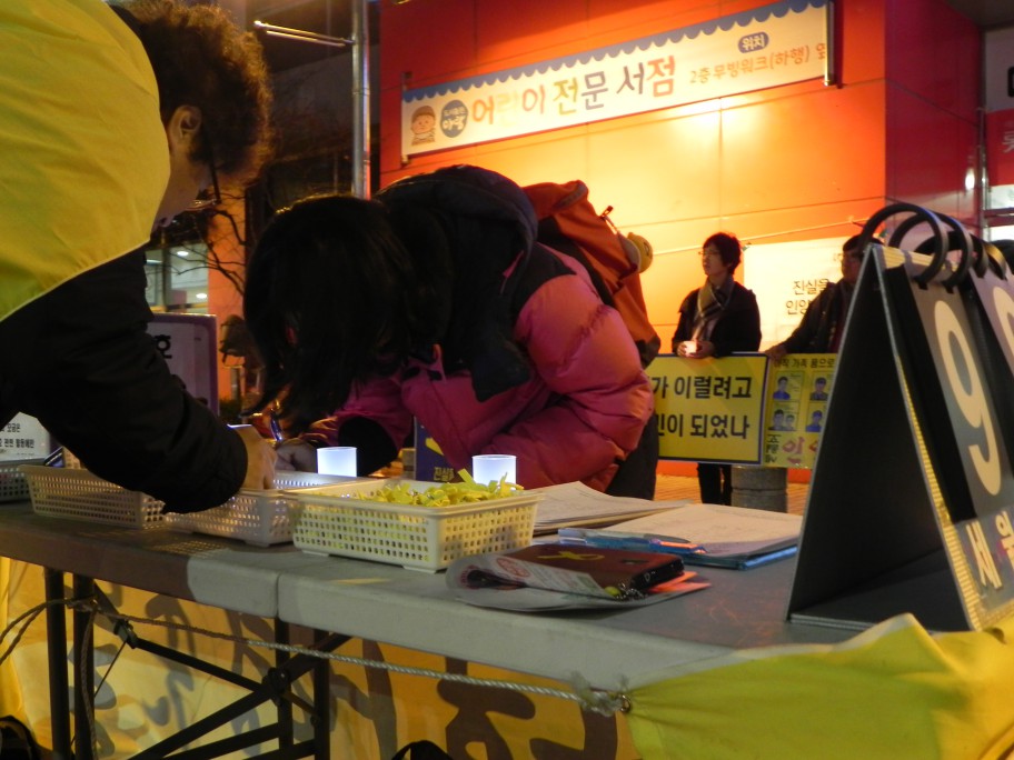  세월호 진상규명을 위한 성역없는 조사(수사)와 세월호 특별법 개정을 위한 서명을 받고 있다.