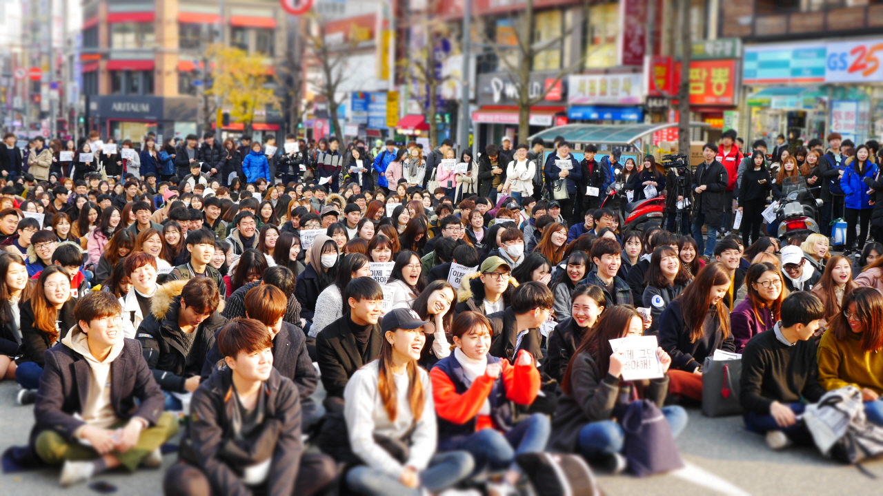  부산대학교 정문에서 진행된 이날 집회에는 부산대 학생뿐만 아니라 졸업생, 교수, 시민들 총 500여 명이 함께했다.