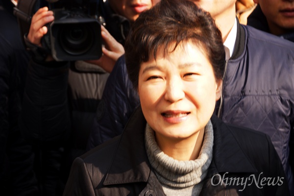박근혜 대통령이 1일 오후 화재가 발생한 대구 서문시장을 둘러보고 있다.
