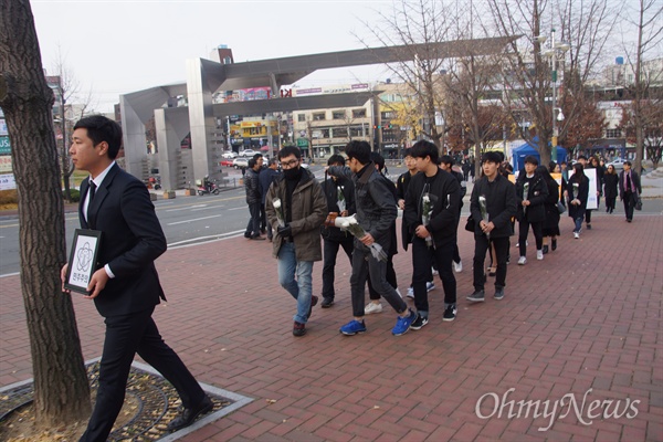경북대 학생들과 교수 등은 1일 낮 '민주주의가 죽었다'며 학내를 행진했다. 