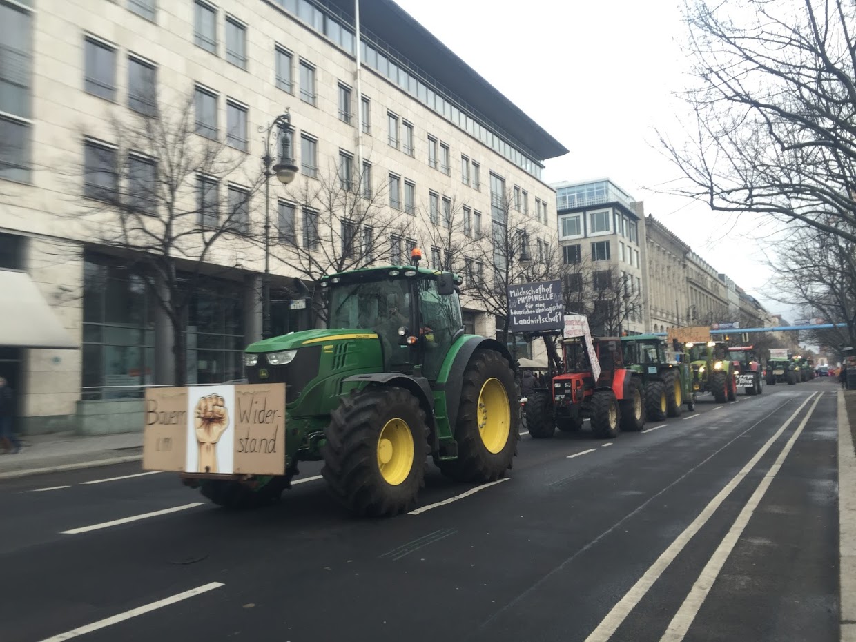 지난 1월, 독일 농업 정책에 대한 저항의 의미로 독일 농민들은 백여대가 넘는 트랙터를 몰고 베를린 시내를 누볐다.