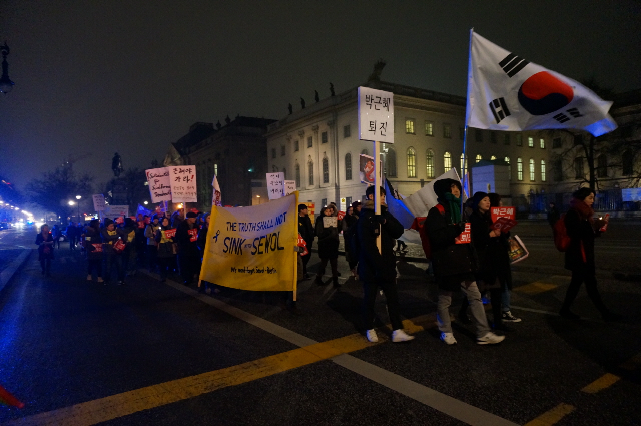 베를린의 교민들이 박근혜 퇴진을 외치며 베를린 시내를 행진하는 모습/
12월 10일에도 베를린에서 집회가 열릴 예정이다.