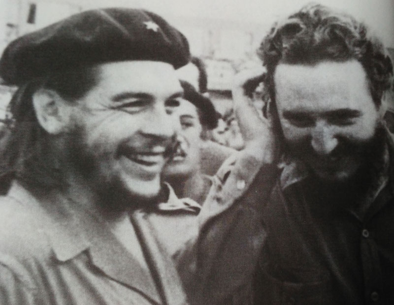 “체 게바라는 인류 역사상 가장 훌륭한 인간이었다. 그이는 마르크스-레닌주의 이념을 가장 신선하고, 순수하고, 혁명적인 방식으로 실천하였다.” 체 게바라의(사진 왼쪽) 죽음 앞에 카스트로가(사진 오른쪽) 남긴 말. 이는, 카스트로가 혁명 동지 체 게바라에게 갖고 있는 굳은 신념이었다. 