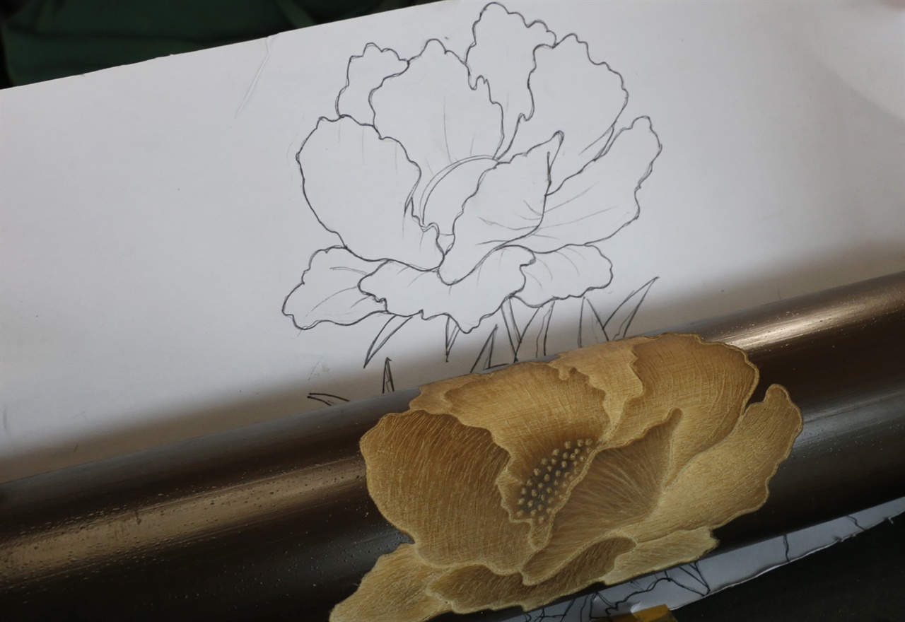 박동석 씨가 그리고 새긴 꽃을 비교해 보았다. 위는 펜으로 그린 밑그림이고, 아래는 대나무통에 새긴 조각이다.