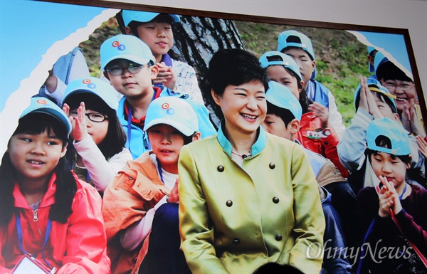 창원 국립3.15민주묘지 기념관에는 박근혜 대통령이 2013년 5월 5일 어린이날에 청와대 녹지원에서 찍은 사진이 걸려 있다.